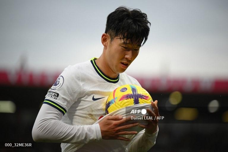 Son-Heung-Min-membawa-bola-dalam-pertandingan-Liga-Inggris.jpg