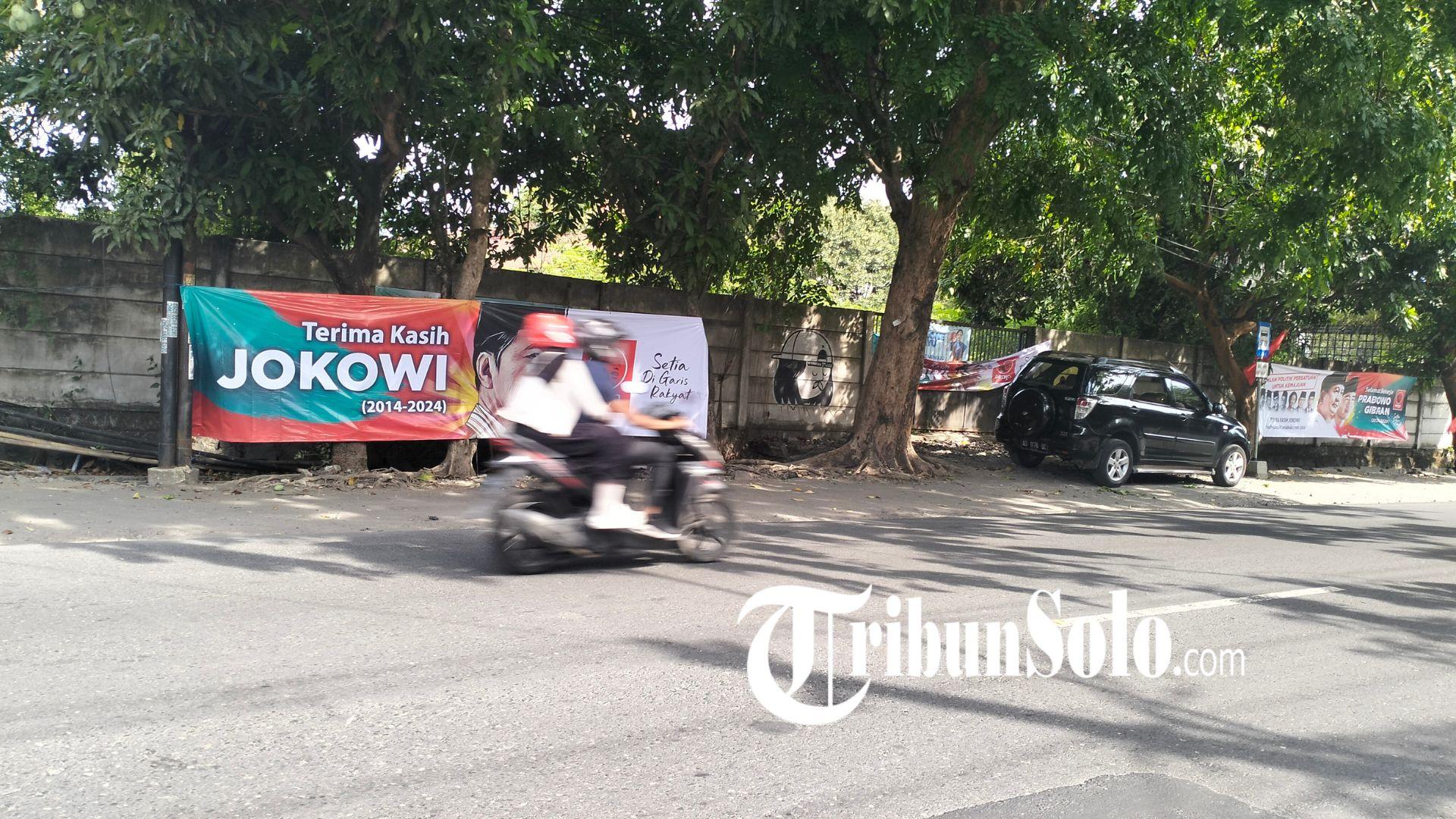 Ratusan Spanduk Dipasang Projo Untuk Sambut Kepulangan Jokowi ke Solo