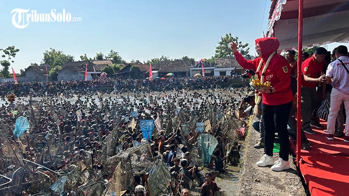 Ikan Yang Dilepas Bupati Sri Mulyani Jadi Rebutan Ribuan Warga di Festival Memet Ikan Klaten Jateng