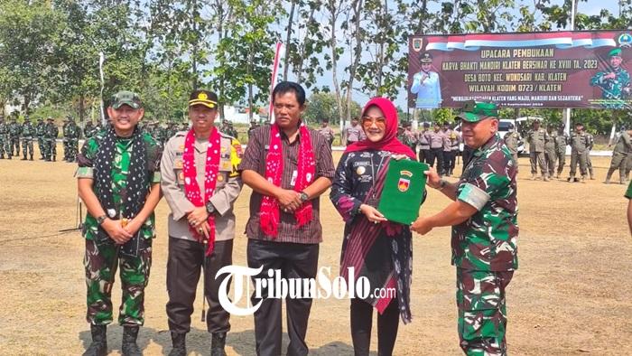 Sri-Mulyani-menandatangani-berita-acara-kegiatan-KBMKB.jpg