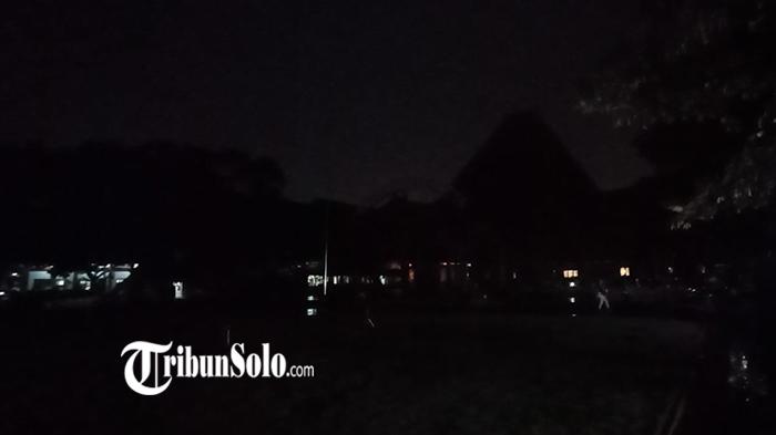 Suasana-Balai-Kota-Solo-saat-listrik-dipadamkan-selama-1-jam-saat-kampanye-Earth-Hour.jpg