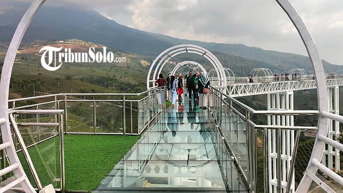 Suasana-Objek-Wisata-Jembatan-Kaca-Kemuning-di-Desa-Kemuning-Kecamatan-Ngargoyoso-Karanganyar.jpg
