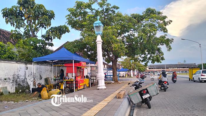 Suasana-Pedagang-Kaki-Lima-PKL-tengah-membuka-lapak-di-Alun-Alun-Selatan-Solo.jpg