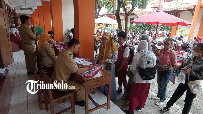 Suasana-Penerimaan-Peserta-Didik-Baru-PPDB-online-di-SMPN-1-Sukoharjo-di-hari-pertama.jpg