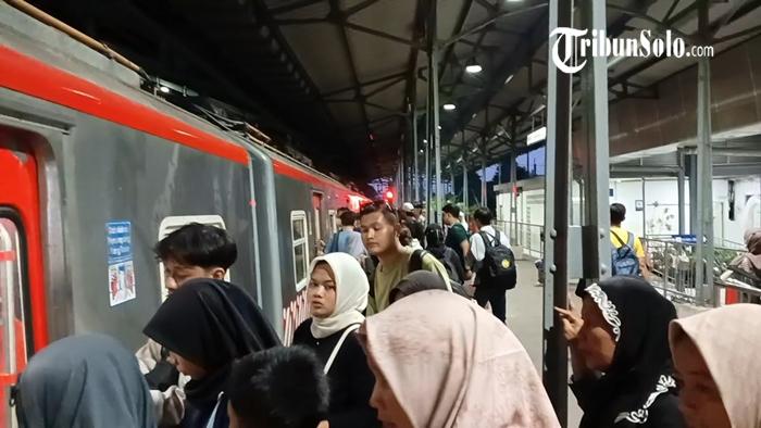 Suasana-Stasiun-Balapan-sebelum-KRL-Solo-Jogja-berangkat.jpg