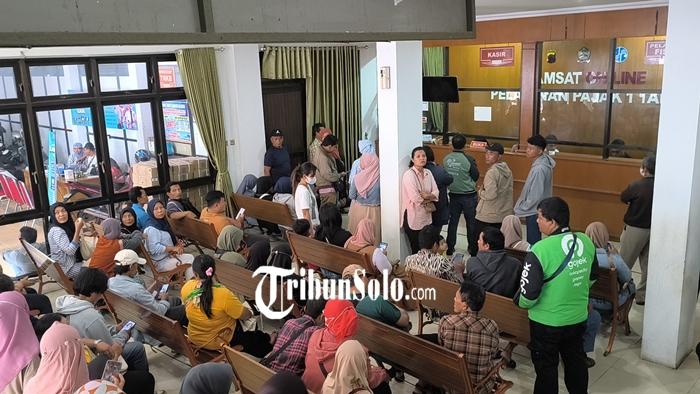 Suasana-antrean-wajib-pajak-yang-akan-melakukan-pajak-kendaraan-bermotor.jpg