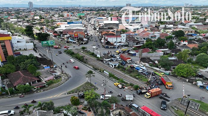 Suasana-arus-lalu-lintas-di-kawasan-Palang-Joglo-Solo-yang-m.jpg