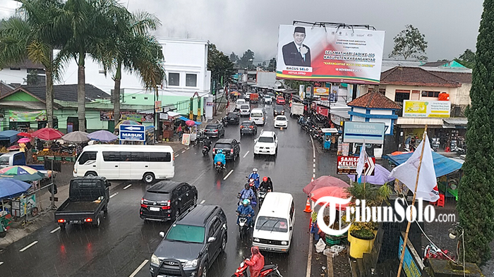 Suasana-arus-lalu-lintas-kendaraan-di-sepanjang-jalan-Solo-Tawangmangu-Minggu-1512023.jpg