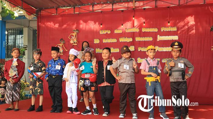 Suasana-fashion-show-dengan-busana-profesi-yang-digelar-SD-Kristen-Widya-Wacana-di-Solo.jpg