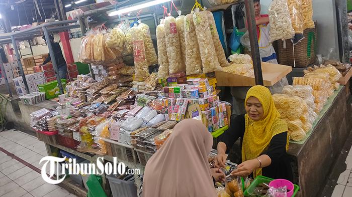 Suasana-kios-Bu-Ngatmi-yang-menjual-beragam-oleh-oleh-di-Pasar-Gede-Solo.jpg