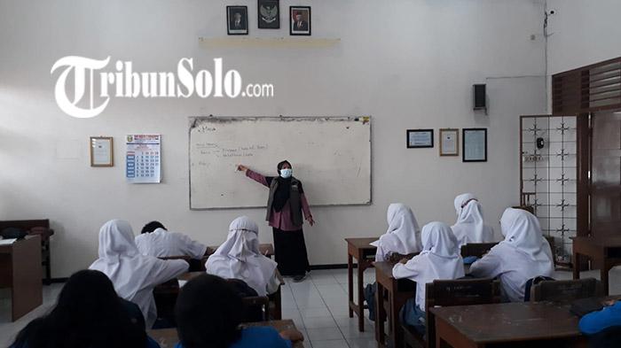 Suasana-pembelajaran-bahasa-Jepang-di-SMKN-6-Surakarta.jpg