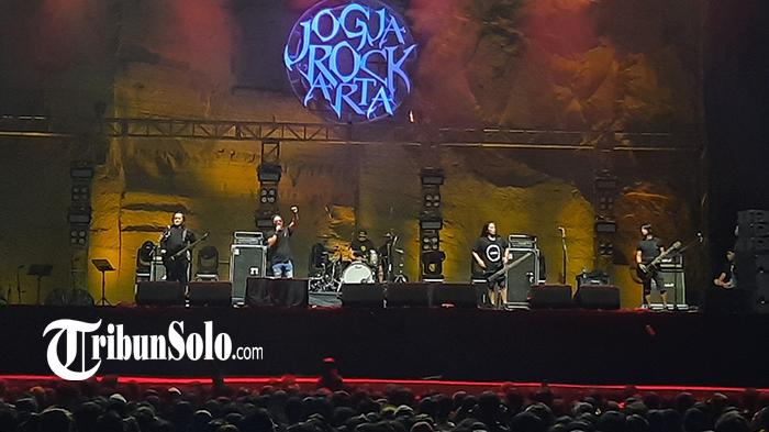 Suasana-penampilan-Jamrud-di-JogjaROCKarta-2022.jpg