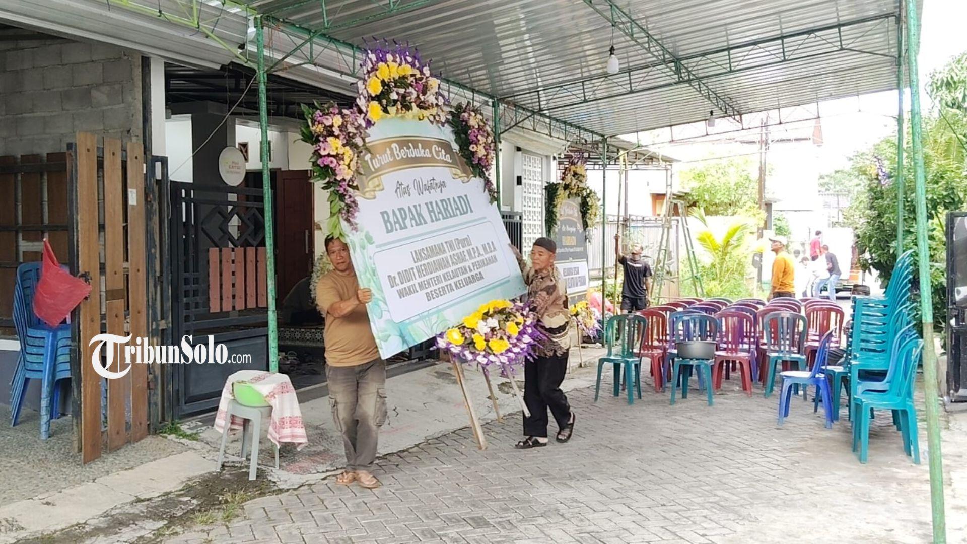 Suasana-rumah-duka-Hariadi-salah-satu-awak-kru-pesawat-ATR-42-500-di-Desa-Jati-Karanganyar.jpg