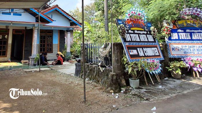 Suasana-rumah-duka-korban-kecelakaan-kereta-di-Bekasi-2942026.jpg