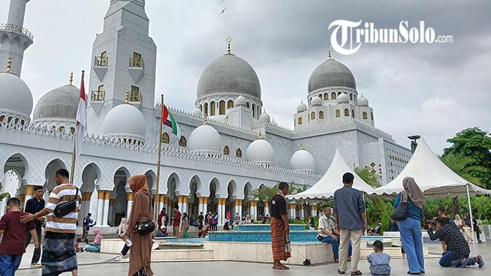 Suasana-salah-satu-ikon-wisata-baru-di-Solo-Masjid-Raya-Sheikh-Zayed-Kamis-1142024.jpg