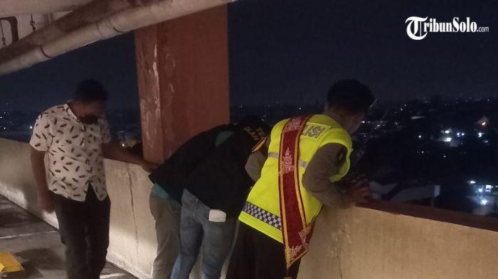 Suasana-setelah-terjadi-insiden-seorang-perempuan-jatuh-dari-lantai-4-Neo-Solo-Grand-Mall.jpg