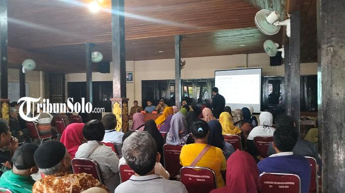 Suasana-sosialisasi-Diskopumdag-bersama-pedagang-Pasar-Kartasura-di-Kelurahan-Kartasura-Sukoharjo.jpg