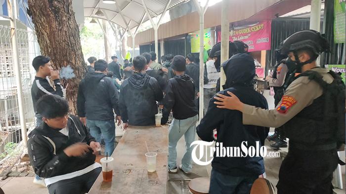Suporter-Persib-Bandung-saat-jelang-laga-melawan-PSS-Sleman-di-Stadion-Manahan-Solo.jpg