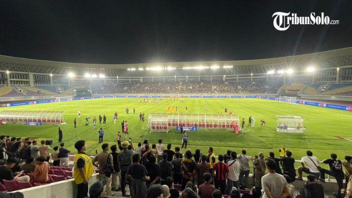 Suporter-Persis-Solo-tetap-memberikan-dukungan-penuh-kepada-Laskar-Sambernyawa.jpg