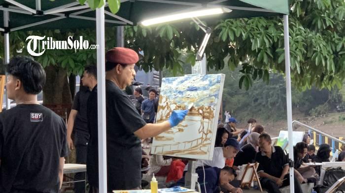 Manfaatkan Waktu di Solo, SBY Melukis Sungai Bengawan di Pintu Air Demangan