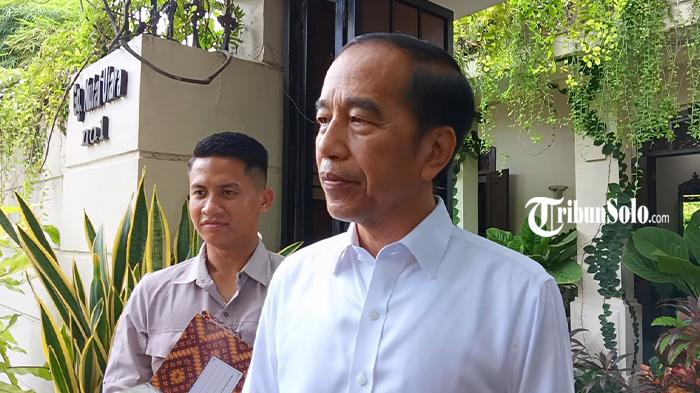 TEPIS-MATAHARI-KEMBAR-Presiden-ke-7-RI-Jokowi-saat-ditemui-di-kediamannya-di-Sumber-Solo.jpg