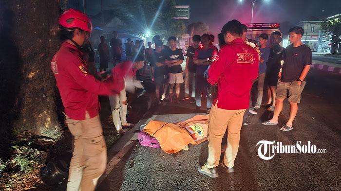TEWAS-SEKETIKA-Proses-evakuasi-korban-kecelakaan-tunggal-di-Jalan-Sragen-Solo.jpg