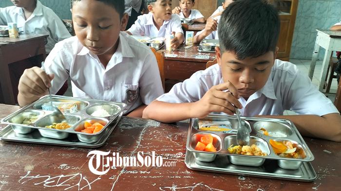 Proses Masak Makan Bergizi Gratis di TK-SDN di Jeruksawit Gondangrejo Karanganyar Libatkan Warga