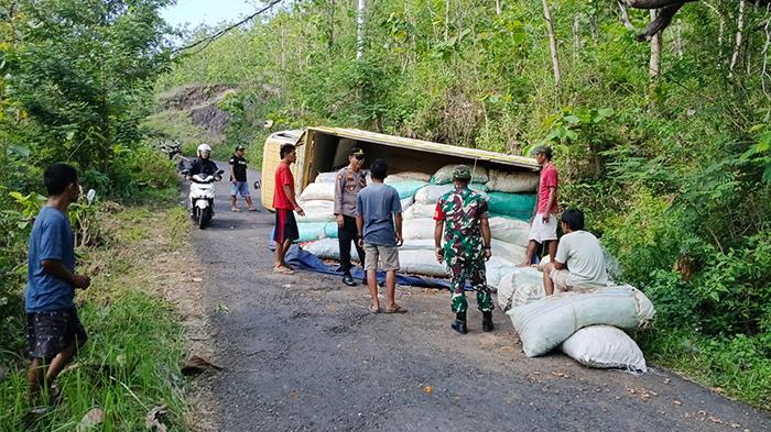 Lagi! Gegara Ikuti Google Maps, Truk Muatan Kunyit 9 Ton Terguling di Jalur Tunggangan Wonogiri