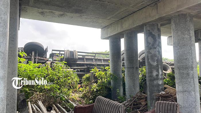 TRUK-TERGULING-truk-trailer-bermuatan-25-ton-gypsum-terguling-di-KM-500-Tol-SoloNgawi-Boyolali.jpg