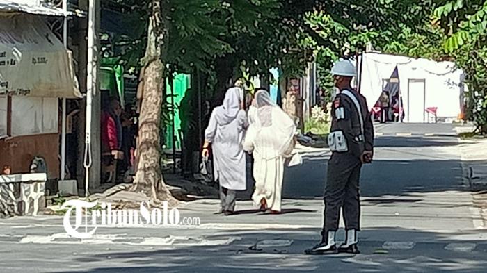 Peringatan 1.000 Hari Meninggalnya Ibunda Jokowi Sudjiatmi : Tamu Undangan dan Jamaah Mulai Datang