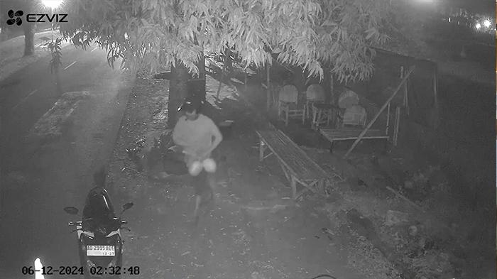 Tangkapan-kamera-rekaman-CCTV-aksi-pencuri-kelapa-di-Nglangon-Sragen.jpg