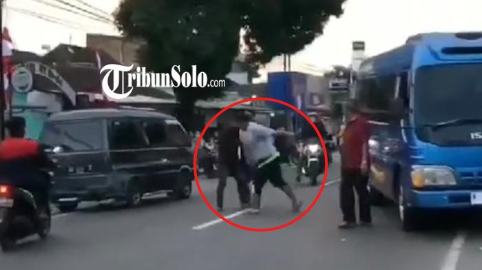 Tangkapan-layar-perkelahian-di-Jalanan-Slogohimo.jpg