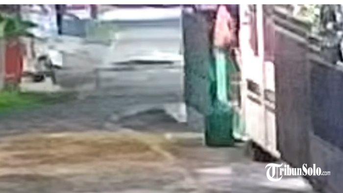 Tangkapan-layar-rekaman-CCTV-teror-pria-tak-berbusana-di-Perum-Merah-Putih.jpg