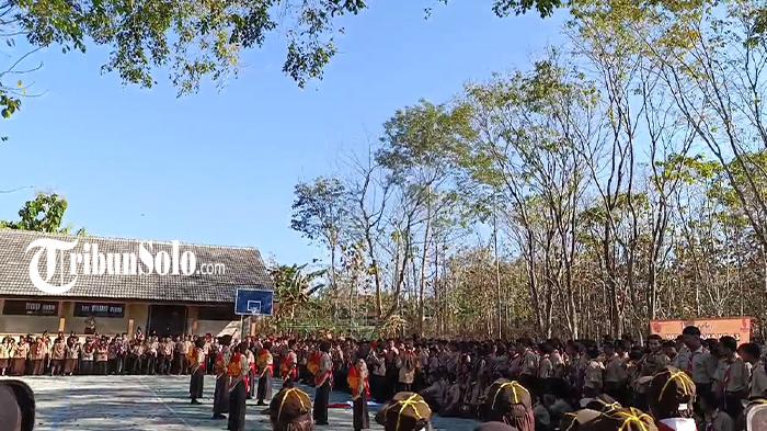 Tangkapan-layar-video-detik-detik-pelajar-di-Wuryantoro-Wonogiri-tertimpa-pohon-tumbang.jpg