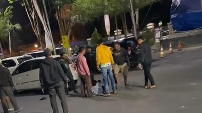 Tangkapan-layar-video-keributan-yang-terjadi-di-area-parkir-Stasiun-Solo-Balapan-Sabtu-2392023.jpg