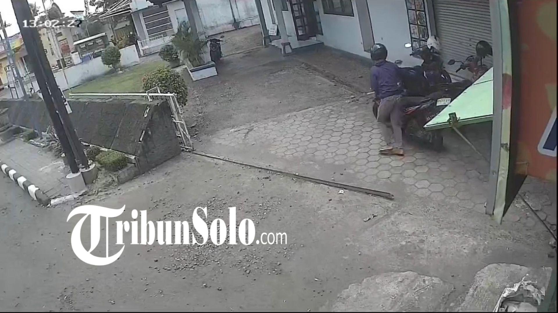 Tangkapan-rekaman-CCTV-momen-pencurian-motor-di-Sragen.jpg