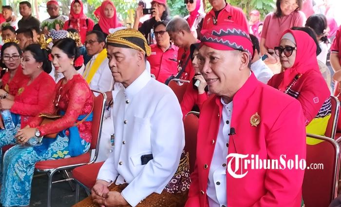 Teguh-Prakosa-saat-mendaftar-sebagai-bakal-calon-Wali-Kota-Solo-di-Pikada-2024.jpg