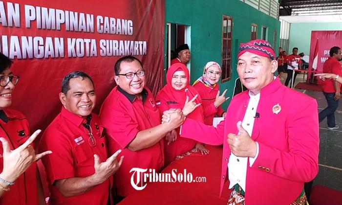 Teguh-Prakosa-saat-mendaftar-sebagai-bakal-calon-Wali-Kota-Solo.jpg