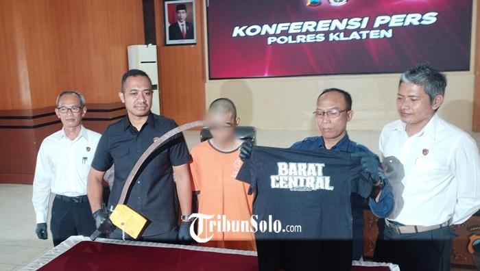 Tersangka-anggota-geng-diamankan-Polres-Klaten-saat-membawa-sajam-clurit-panjang.jpg
