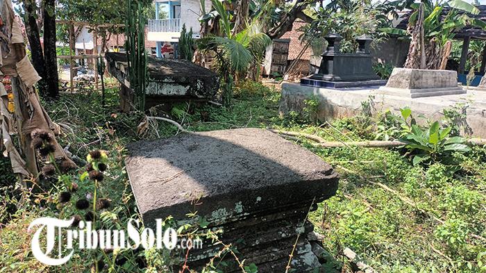 Tiga-buah-Yoni-yang-terbalik-posisinya-di-Makam-Godean-Desa-Dukuh-Kecamatan-Banyudono-Boyolali.jpg