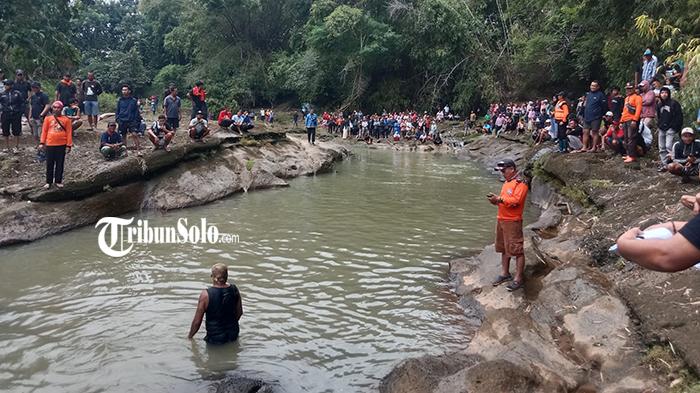 Tim-SAR-dan-relawan-saat-melakukan-pencarian-pemuda-yang-hilang-di-Sungai-Bonggo-Sragen.jpg