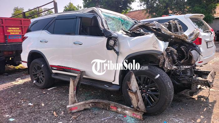 Toyota-Fortuner-ringsek-tak-berbentuk-usai-menabrak-truk-tronton-di-Jalan-Tol-Sragen.jpg