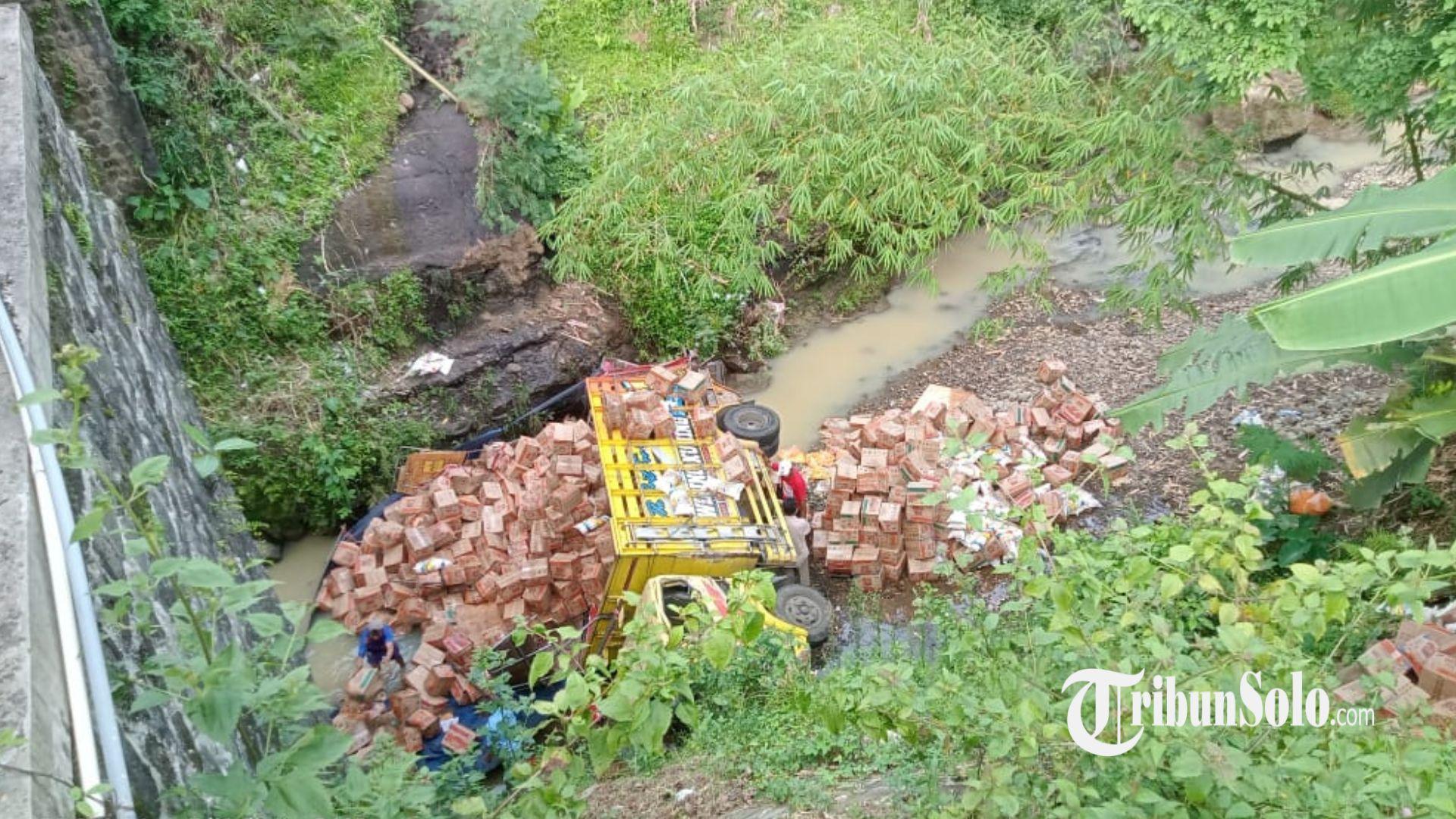 Truk-bermuatan-makanan-ringan-terjun-ke-sungai-di-Dusun-Mandan-Desa-Tunggur-Slogohimo-Wonogiri.jpg
