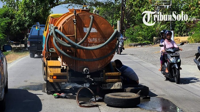 Truk-tinja-alami-pecah-ban-di-jalan-Weru-Tawangsari-Sukoharjo.jpg