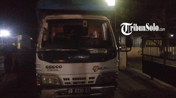 Truk-yang-terkena-lemparan-palu-oleh-anak-anak-di-Desa-Bogor-Kecamatan-Cawas-Klaten.jpg