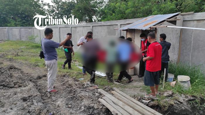 Tubuh-korban-buruh-harian-lepas-asal-Solo-dievakuasi-dari-lokasi-kejadian-di-Dukuh-Manggis-Masaran.jpg