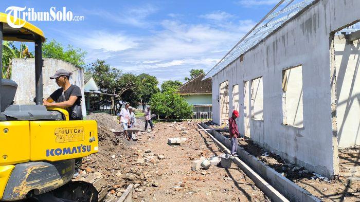 Tukang-mengerjakan-pembangunan-satuan-Pelayanan-Pemenuhan-gizi.jpg