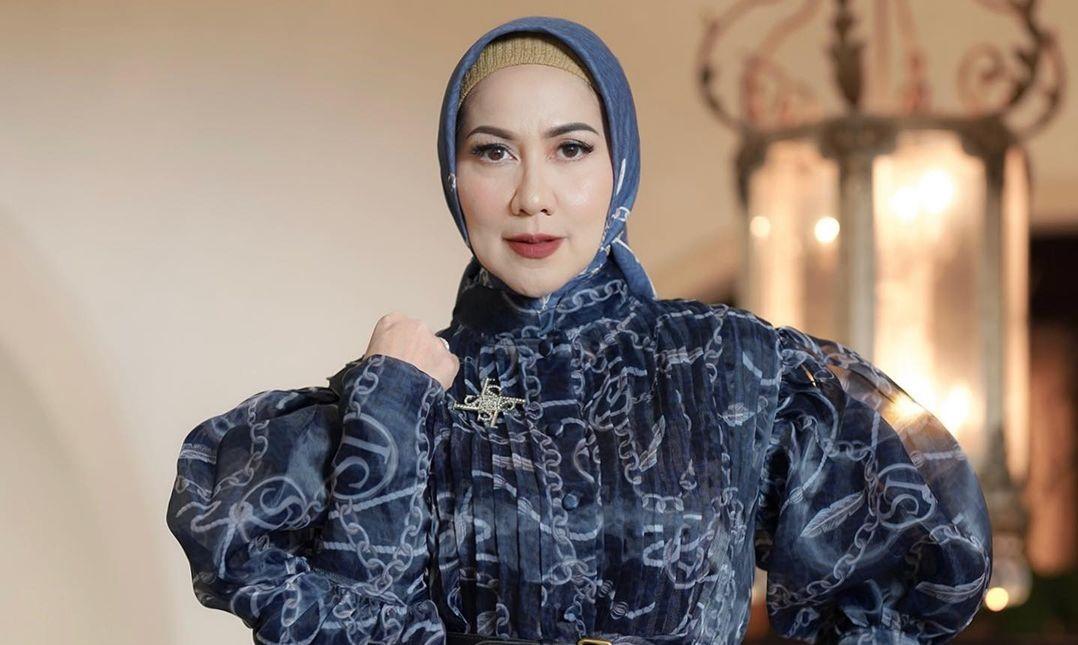 Venna-Melinda-pakai-baju-biru.jpg