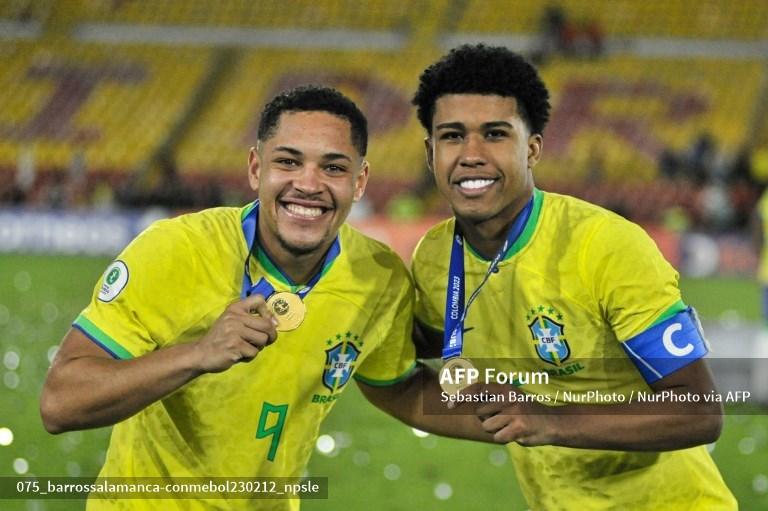 Vitor-Roque-dan-Andrey-Santos-berfoto-setelah-Brasil-memenangkan-Turnamen-Conmebol-U-20.jpg