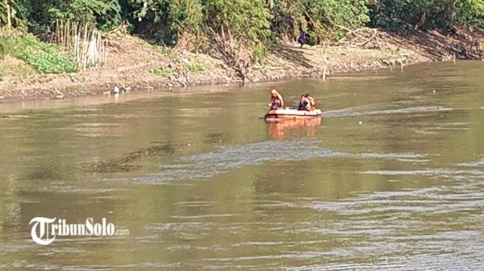WANITA-TERJUN-Petugas-SAR-melakukan-proses-pencarian-di-bawah-Jembatan-Jurug-Solo.jpg